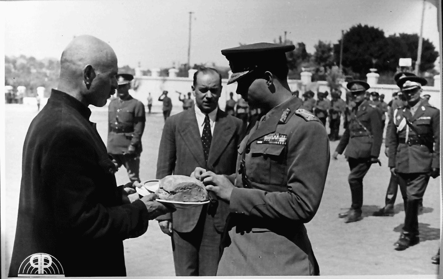  Встреча короля Михая и маршала Антонеску. С караваем мер Тирасполя Пётр Торпан